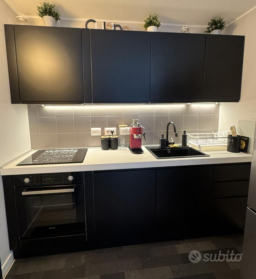 Cucina lineare completa con elettrodomestici