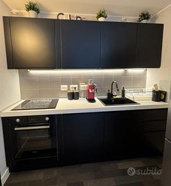 Cucina lineare completa con elettrodomestici