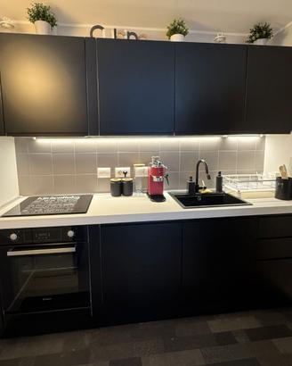 Cucina lineare completa con elettrodomestici