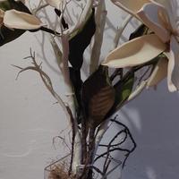 Vaso arredo con fiori colo burro