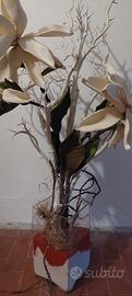 Vaso arredo con fiori colo burro