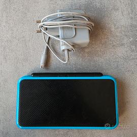 New Nintendo 2DS XL Nero Blu Con Caricabatterie