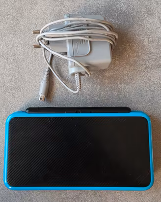 New Nintendo 2DS XL Nero Blu Con Caricabatterie