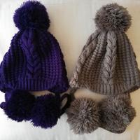 Set due berretti in maglia con ponpon 