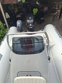 Gommone con carrello e motore 140 Suzuki e 6 scort