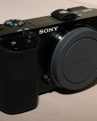 sony alpha 6100 con obbiettivi e accessori 