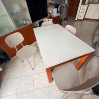 tavolo in legno più 4 sedie 