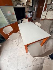 tavolo in legno più 4 sedie 