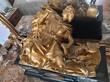 Orologio neoclassico con basamento in marmo nero