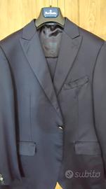 Completo uomo blu elegante 