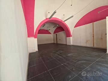 Ampio locale commerciale in zona centrale