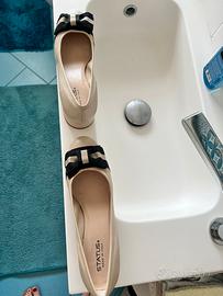 Due scarpe donna modello ballerina ed un sandalo