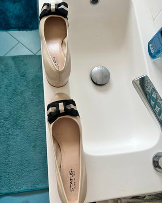 Due scarpe donna modello ballerina ed un sandalo