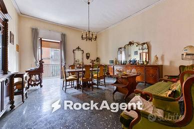 Appartamento di 211 m² con 5 locali a Napoli