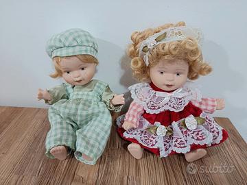 Due bambole di porcellana da collezione