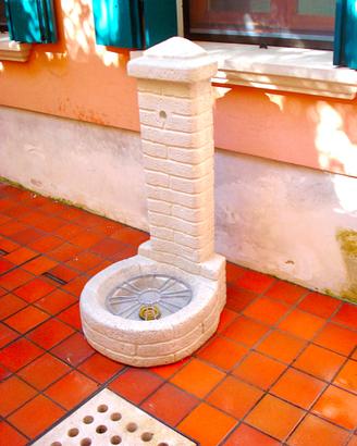Fontana in pietra.Nuova.Omaggio griglia+piletta