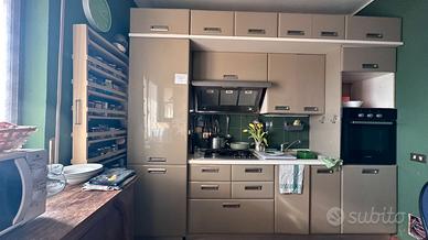 cucina completa di elettrodomestici