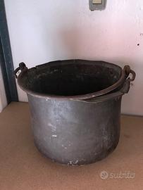 Antico calderone in rame battuto a mano