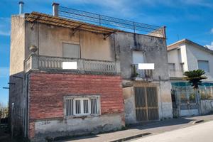 Piana di Monte Verna palazzetto indipendente