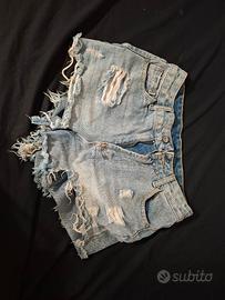 Shorts strappati 