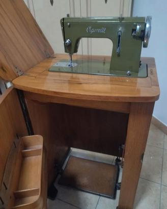 Macchina da cucire Vigorelli d'epoca con mobile