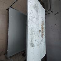 Tavolo in metallo grigio