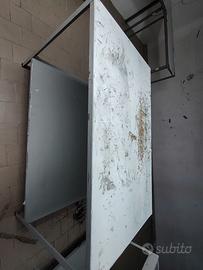 Tavolo in metallo grigio