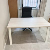 Scrivania e sedia d ufficio