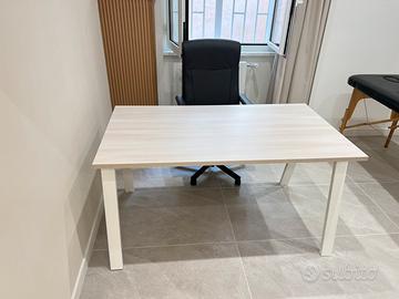 Scrivania e sedia d ufficio