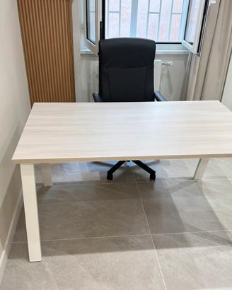 Scrivania e sedia d ufficio