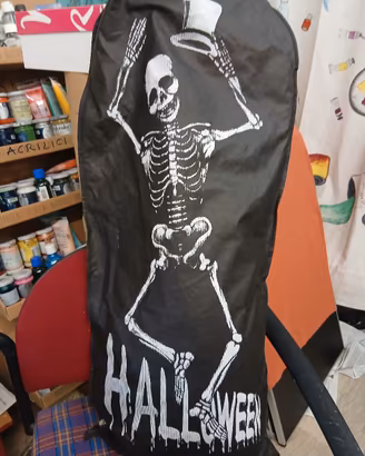vestito da fantasma con custodia porta abiti 
