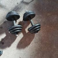 panca fitness con bilanciere e manubri