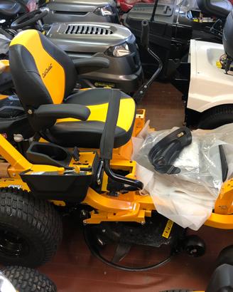 Trattorino tagliaerba a leve CUB CADET XZ5