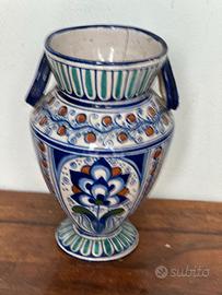 vaso biansato in maiolica di Faenza