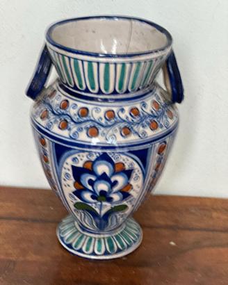 vaso biansato in maiolica di Faenza