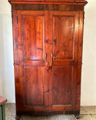 Armadio in legno antico