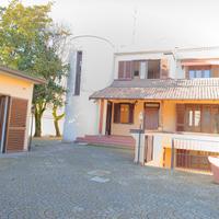 Villa bifamiliare 300 mq+ garage 43 mq e terreno