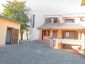 Villa bifamiliare 300 mq+ garage 43 mq e terreno