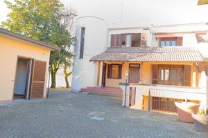 Villa bifamiliare 300 mq+ garage 43 mq e terreno