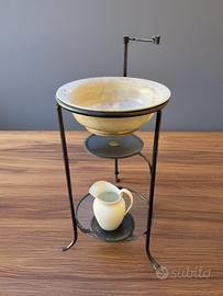 Antico lavabo da toeletta con catino e brocca