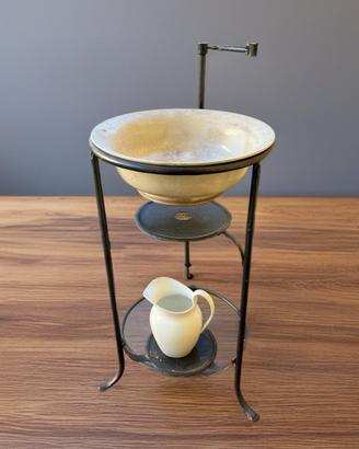 Antico lavabo da toeletta con catino e brocca