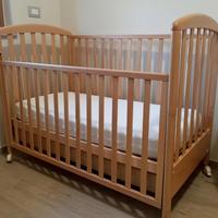 Lettino in legno da bambino