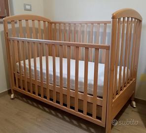 Lettino in legno da bambino