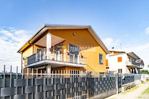 VILLA BIFAMILIARE CON GIARDINO E BOX