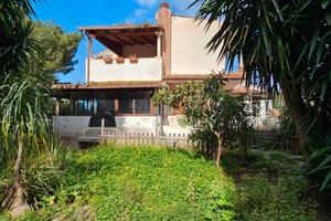 Porzione di villa bifamiliare con vista mare