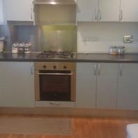Cucina con elettrodomestici