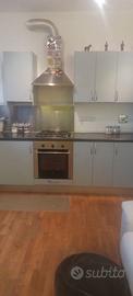 Cucina con elettrodomestici