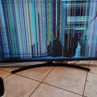 Smart TV LED  LG da 55 pollici con schermo rotto.