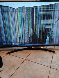 Smart TV LED  LG da 55 pollici con schermo rotto.