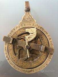 Astrolabio antico in ottone